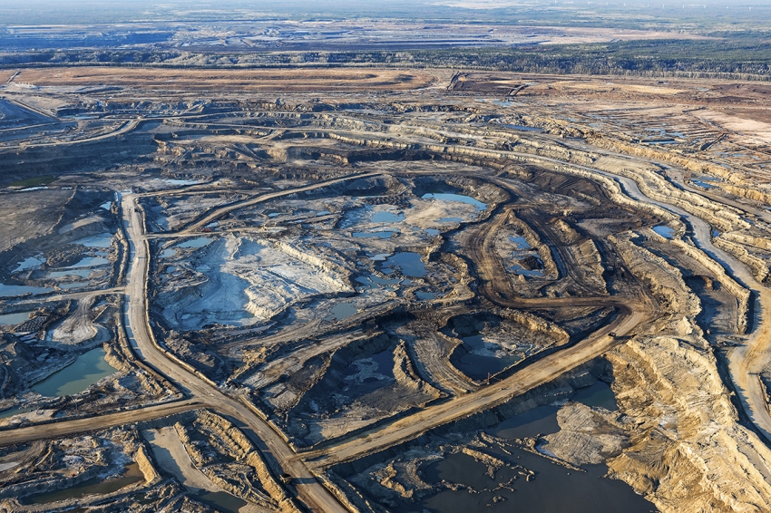 Photo-of-oil-sands-mine-by-Andrew-S.-Wright.jpg