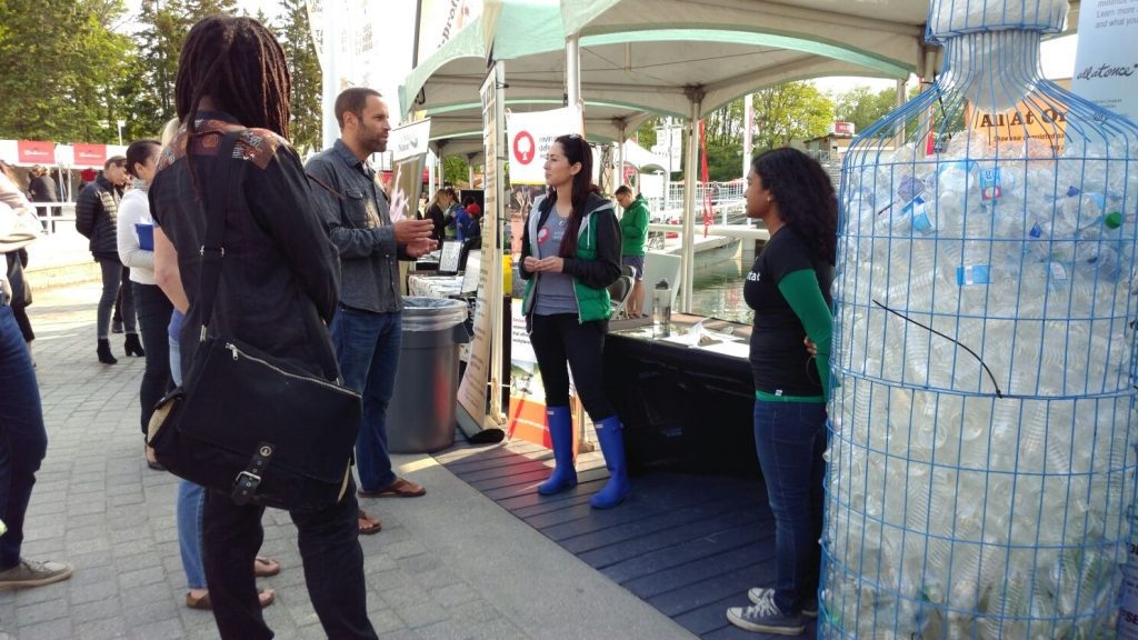 Jack Johnson chatting with Environmental Defence staff